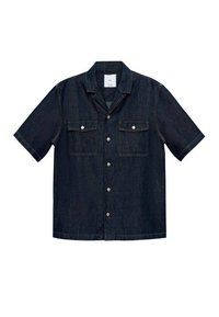 Granatowa koszula z krótkim rękawem z denimu, z kołnierzykiem, dwoma kieszeniami na piersi i zapięciami na guziki. Widoczne przeszycia i gładka tekstura.