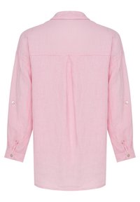 Chemise rose clair à manches longues avec col, poignets boutonnés et pli central dans le dos, vue de dos sur fond blanc.
