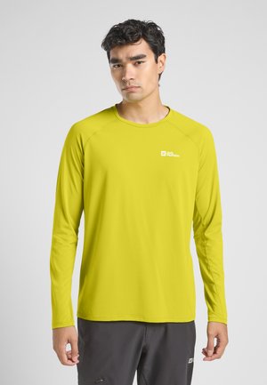 Langermige sportshirt in fel limoen groen, gemaakt van lichtgewicht materiaal met een ronde halslijn en een klein merkje op de borst.