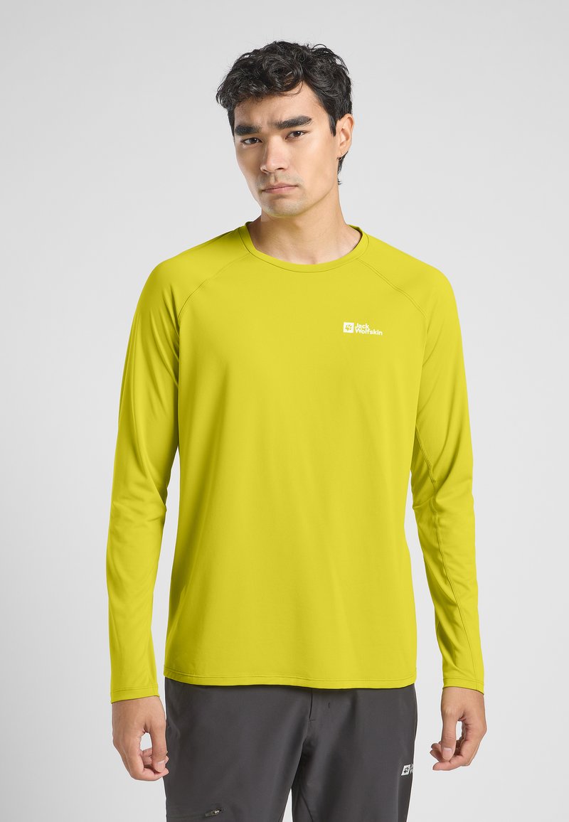 Langermige sportshirt in fel limoen groen, gemaakt van lichtgewicht materiaal met een ronde halslijn en een klein merkje op de borst.