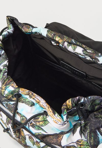 Sac à cordon avec motifs colorés de feuilles tropicales et d'animaux, ouvert pour montrer une doublure intérieure noire spacieuse et une étiquette intérieure.