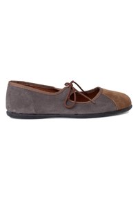 Ballettschuh mit grauem Wildleder-Obermaterial und einer braunen Wildleder-Zehenkappe, runder Form und einem Schleifendetail am V-förmigen Ausschnitt.