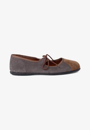 Zapato ballet plano con parte superior de ante gris y puntera de ante marrón, de forma redondeada y un lazo en la abertura en forma de V.