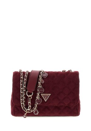 Burgunderfarbene, gesteppte Handtasche mit goldener Kettenriemen, verziert mit goldenen und emaillierten Guess-Markenanhängern, einschließlich Herzen und einem Dreieckslogo.