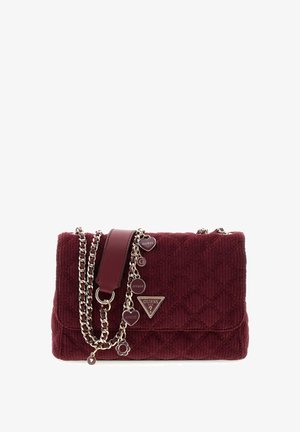 Bordeaux gekwilt handtas met gouden kettingriem, versierd met gouden en emaille Guess merksieraden waaronder harten en een driehoeklogo.