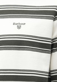 Άσπρο και σκούρο γκρι υφάσμα με οριζόντιες ρίγες και κεντημένο κείμενο "Barbour" και λογότυπο ασπίδας σε σκούρο γκρι νήμα.