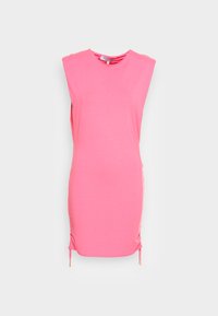 Vestido rosa sem mangas, feito de tecido macio, com pregas nas laterais e detalhes de cordão na bainha para comprimento ajustável.