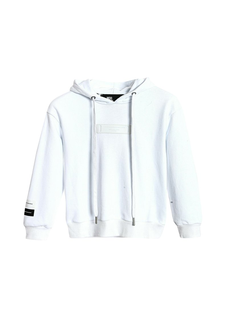 Sudadera blanca con capucha, mangas largas, cordones ajustables, puños y dobladillo acanalados, y pequeños parches en blanco y negro en el frente y la manga.