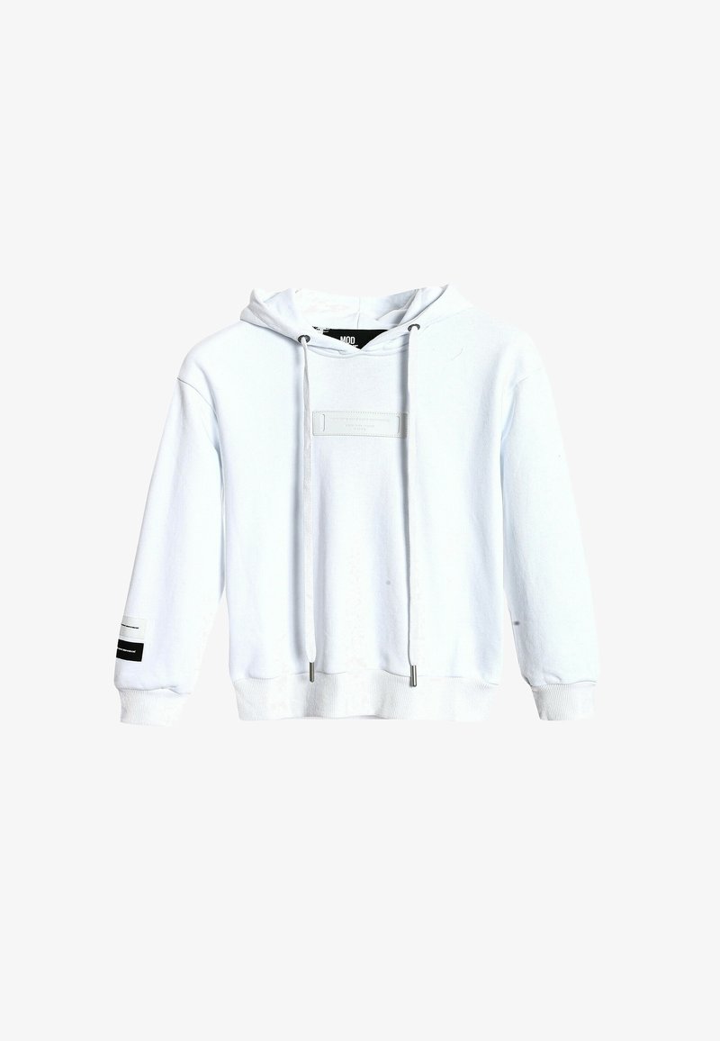 Sudadera blanca con capucha, mangas largas, cordones ajustables, puños y dobladillo acanalados, y pequeños parches en blanco y negro en el frente y la manga.