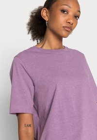 Weekday PERFECT BOXY - T-shirt básica - purple melange