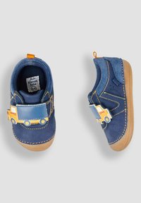 Marinblåa barnskor i stl. toddler med ovandela av mocka och läder, prydda med en gul lastbilsmotiv på kardborrebandet och en gummisul.