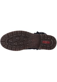 Semelle noire texturée avec un profond motif de crampons et logo Rieker en rouge. Plusieurs grips de traction visibles, conçus pour la stabilité et la durabilité.