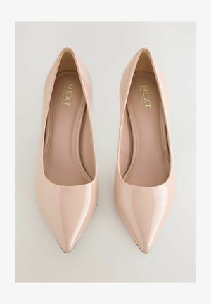 Skinnende nøgne højhælede pumps med spids snude, der har en glat syntetisk overdel og et diskret metallisk logo på indersålen.