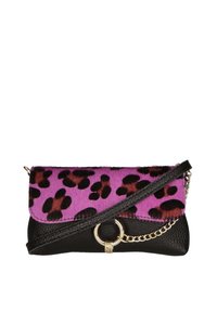 Borsa a tracolla in pelle nera con una patta a stampa leopardo viola, hardware dorato e una tracolla a catena. Finitura testurizzata con un particolare di chiusura arrotondato.