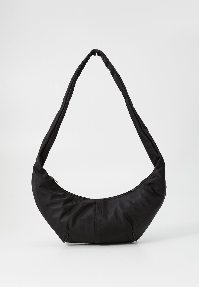 Borsa a spalla nera realizzata in nylon morbido con un design curvo e imbottito. Presenta una chiusura con zip e una tracolla allungata e flessibile. Stile minimalista.