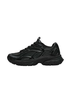 Schwarzer Sportschuh mit Mesh- und synthetischem Obermaterial, dicker gepolsterter Sohle und Schnürverschluss, seitlich auf weißem Hintergrund gezeigt.