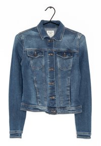 Modrá džínová bunda s klasickým designem, zapínání na knoflíky, dvě přední kapsy a dlouhé rukávy. Má mírné vyblednutí a hnědé knoflíky.