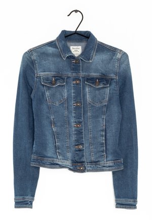 Chaqueta vaquera azul con un diseño clásico, cierre de botones, dos bolsillos frontales y mangas largas. Presenta un ligero desgaste y botones marrones.