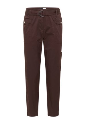 Pantalon droit marron avec une ceinture en tissu présentant une boucle double anneau en métal argenté et des poches à rabat avec boutons-pression.