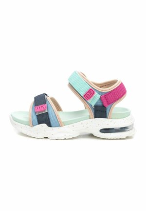 Sandalias con una combinación de correas de tela en azul, rosa y beige. Presentan una suela blanca moteada y un detalle de amortiguación de aire transparente.