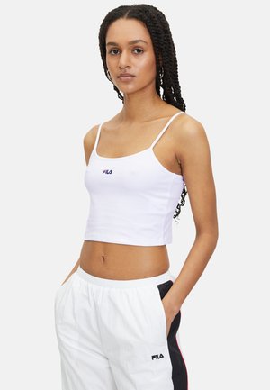 Top corta bianca con spalline sottili, decorato con un logo "FILA" multicolore sul petto. Abbinato a comodi joggers bianchi leggeri.