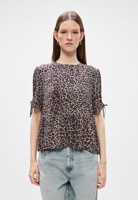 Μπλούζα με λεοπάρ σχέδιο κατασκευασμένη από ελαφρύ ύφασμα, με κοντά μανίκια με δέσιμο, στρογγυλή λαιμόκοψη και φούστα πολλαπλών επιπέδων.