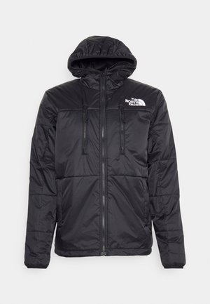 Sort hætte-pufferjakke med frontlynlås og to lodrette lynlåslommer, med "The North Face" logo på venstre bryst.