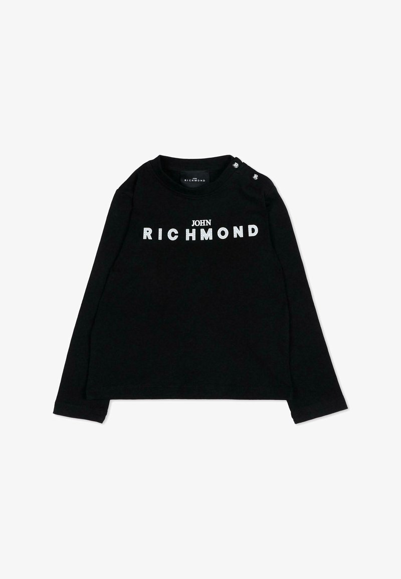 Chemise noire à manches longues avec le texte blanc "JOHN RICHMOND" sur le devant et deux petits boutons sur l'épaule gauche portant le logo "JR".