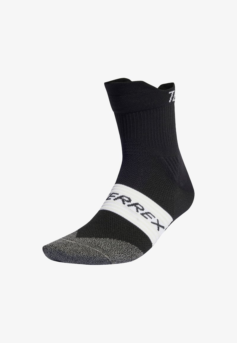 Calcetín negro de media caña con punto texturizado, puntera en degradado de gris a negro y una banda blanca con el logo "TERREX".