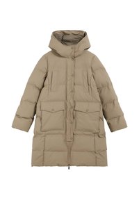 Abrigo acolchado beige con capucha, cierre de botones, dos bolsillos frontales con solapa y textura acolchada. Diseño de largo más largo.