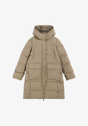 Abrigo acolchado beige con capucha, cierre de botones, dos bolsillos frontales con solapa y textura acolchada. Diseño de largo más largo.