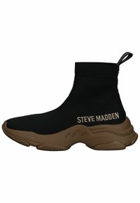 Czarny dziergany sneaker z krótką skarpetką i brązową gumową podeszwą. Z boku logo w złotym kolorze oraz pętelka na pięcie.