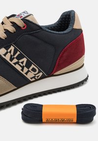 Sneakers Napa con una toma superiore in tessuto blu navy e rosso, dettagli beige e una suola bianca. Include un lacci blu navy con etichetta arancione.