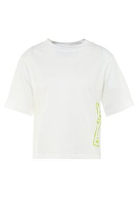 Camiseta de algodón blanca con un corte relajado, mangas cortas y un diseño gráfico en verde neón en un lado, que presenta formas geométricas.