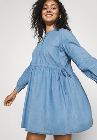 Mamalicious Curve MLSTINA LIA WOVEN TUNIC - Blusa - light blue/chambray