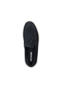 Zwarte suède instapper met een lage profiel, witte rubberen zool en minimale stiksels. Voorzien van een gemerkte binnenzool.