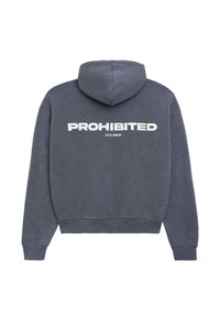 Hoodie in donkergrijze katoen met bold witte tekst op de rug: "PROHIBITED 10119, BERLIN." Zachte textuur en geribde manchetten.