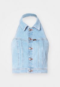 Top court en denim bleu clair, à bretelles, avec un devant boutonné, un col et des détails de couture visibles. Présente des accents de logo de la marque.