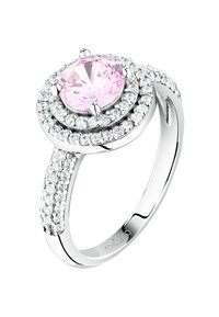 L'anello presenta un grande pietra centrale rotonda rosa circondata da un alone di piccole pietre trasparenti, montato su una elegante fascia in argento con una finitura testurizzata.