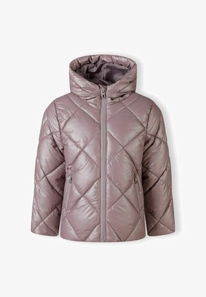 Hófehér, gyémánttvarrású, világos mályva színű párnázott dzseki, elől cipzárral és nagy kapucnival. Két oldalzsebe van.