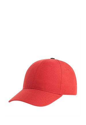 Rote Baseballkappe mit gebogenem Schirm und Belüftungsösen auf weißem Hintergrund.