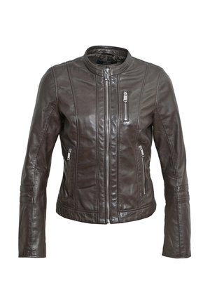 Giacca di pelle marrone con colletto rialzato, chiusura con zipper e due tasche laterali. Presenta accenti di cuciture orizzontali sulle maniche.