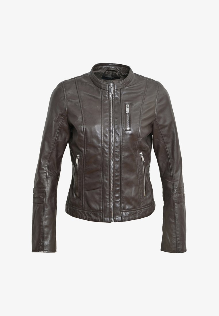 Giacca di pelle marrone con colletto rialzato, chiusura con zipper e due tasche laterali. Presenta accenti di cuciture orizzontali sulle maniche.