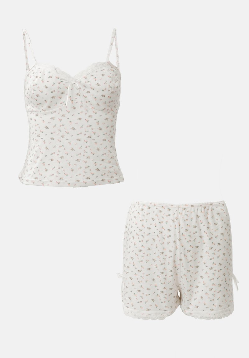 Ensemble de pyjama pour femmes avec un léger motif floral dans des couleurs pastel, comprenant un haut à fines bretelles et un short assorti avec des accents en dentelle.