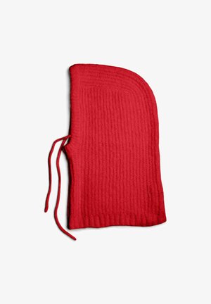 Capucha de punto rojo con textura acanalada, parte superior redondeada y dos lazos a los lados. Acabado suave sin patrones ni acentos visibles.