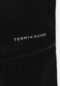 Tommy Hilfiger TH HORIZON  - Malý batoh  - black
