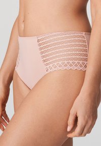 Höga rosa trosor med en slät tygkvalitet och spetspaneler på sidorna, med geometriska mönster och scalloped kanter.