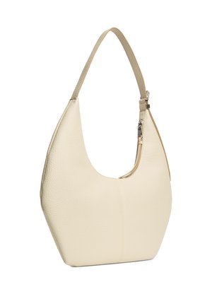 Sac hobo en cuir couleur crème avec une bandoulière réglable et une fermeture éclair sur le dessus sur fond blanc.