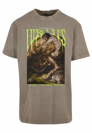 Grafisk T-skjorte i grått stoff. Har tekst i livlig grønt som sier "Herkules" og en illustrasjon av Herkules som kjemper mot en løve. Korte ermer, rund hals.