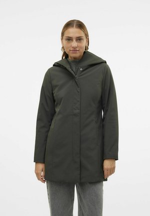 Grüne wasserdichte Jacke mit Kapuze, Frontreißverschluss, seitlichen Taschen und einem strukturierten Innenfutter, das einen geraden Schnitt und ein minimalistisches Design zeigt.